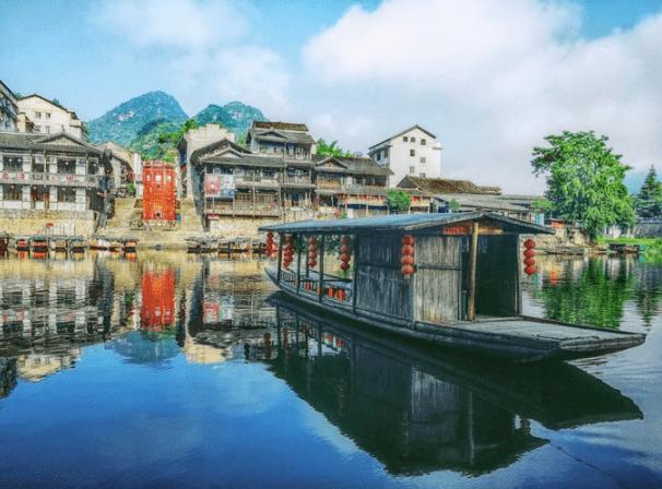 幼童从6楼坠落 路过大哥徒手接住